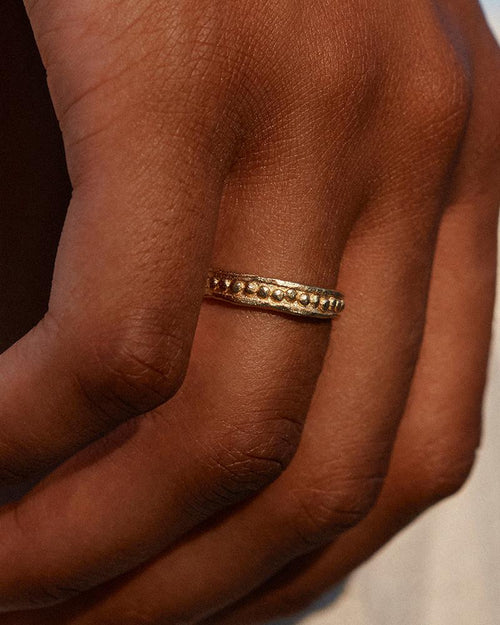 Anillo de inspiración antigua