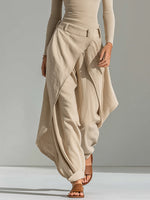 Conjunto de top beige con cuello barco y pantalón ancho con volantes