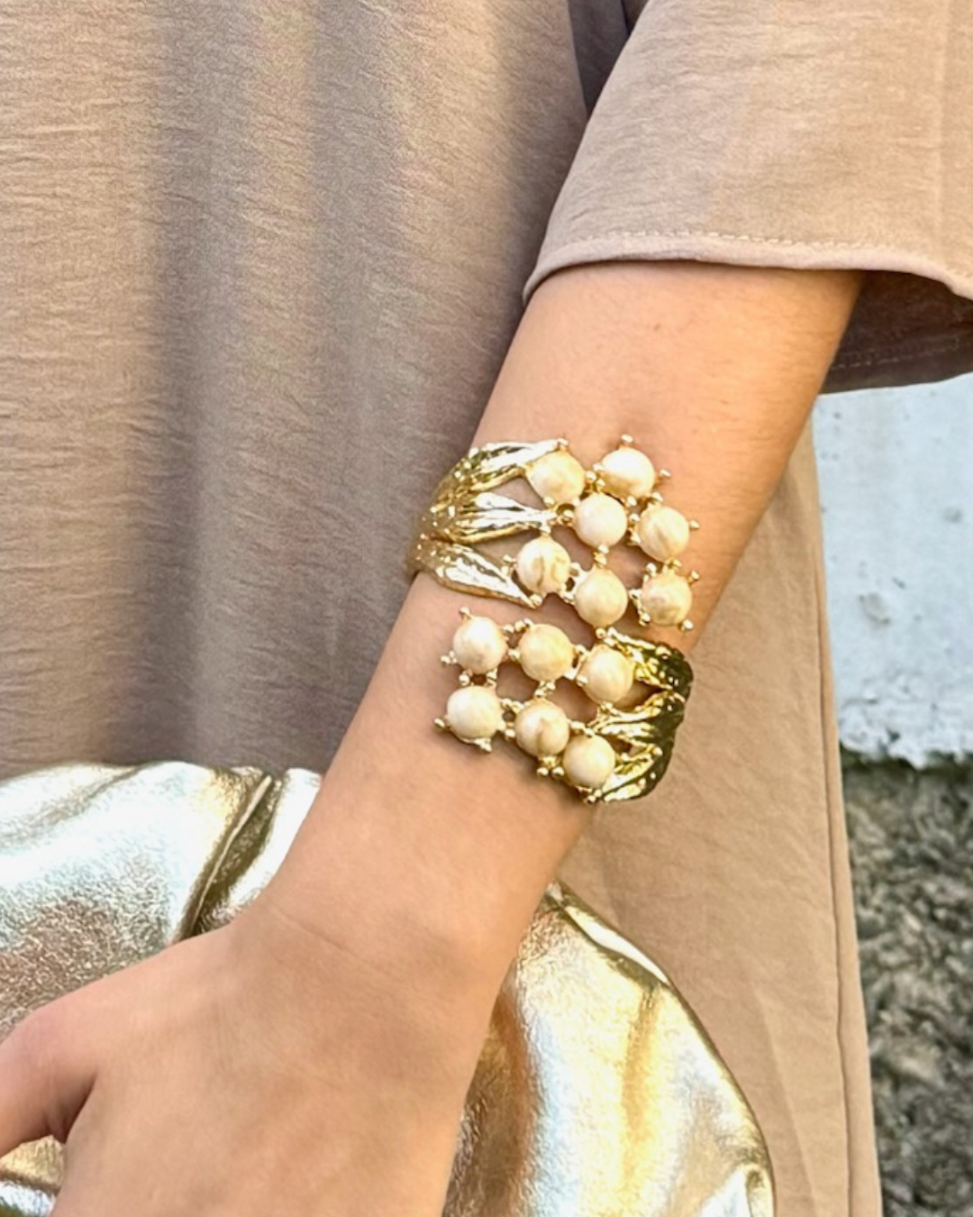 Brazalete de hojas y perlas doradas