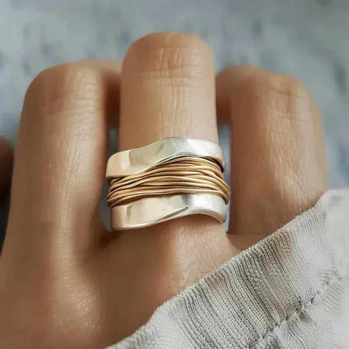 Adela · Anillo plateado con detalles dorados