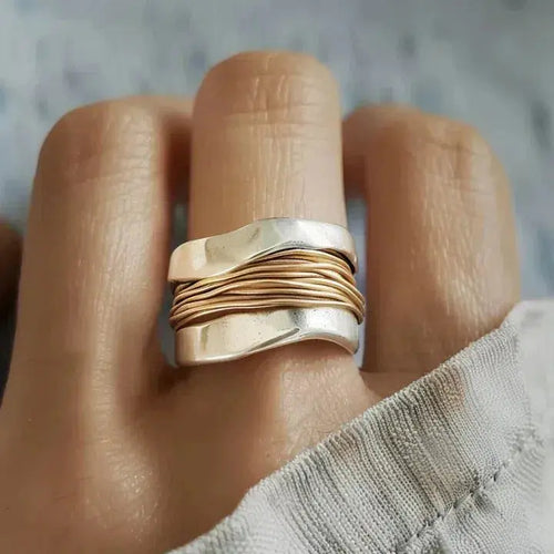 Adela · Anillo plateado con detalles dorados