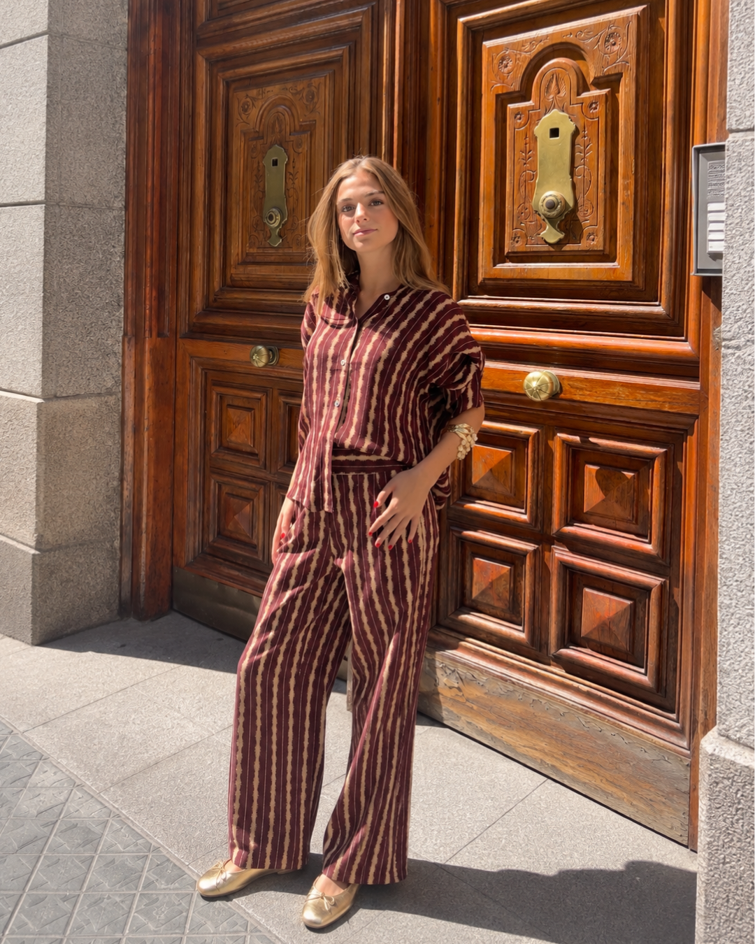Ximena · Pantalón recto estampado burdeos