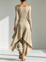 Conjunto de top beige con cuello barco y pantalón ancho con volantes