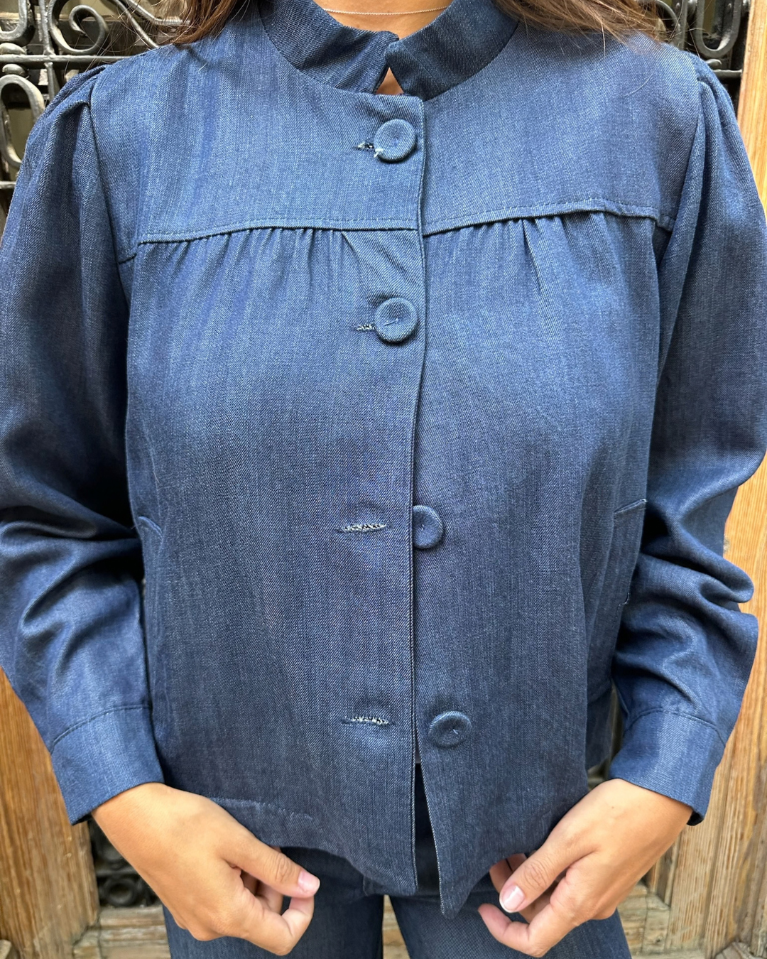Chaqueta corta abotonada