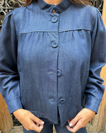 Chaqueta corta abotonada
