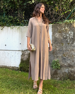 Laura · Vestido caftán midi taupe