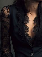 Blazer negro con mangas semitransparentes