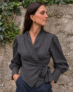 Fernanda · Blusa cruzada gris