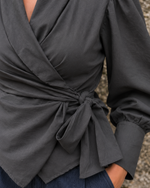 Blusa cruzada gris
