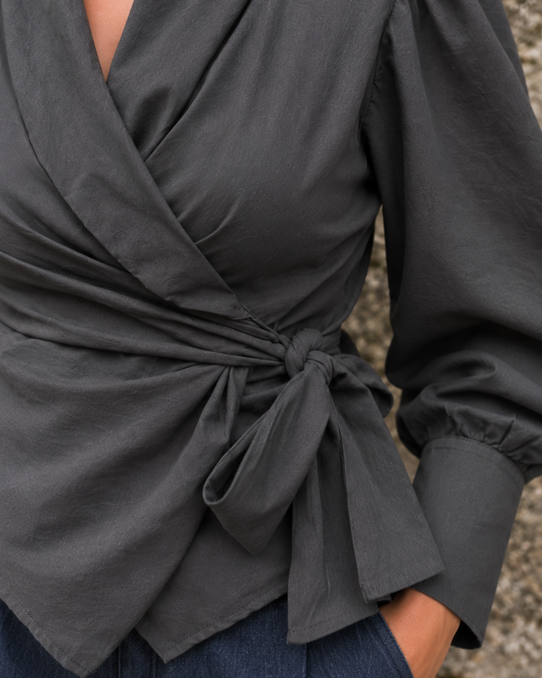 Blusa cruzada gris