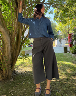 Pantalón tobillero gris