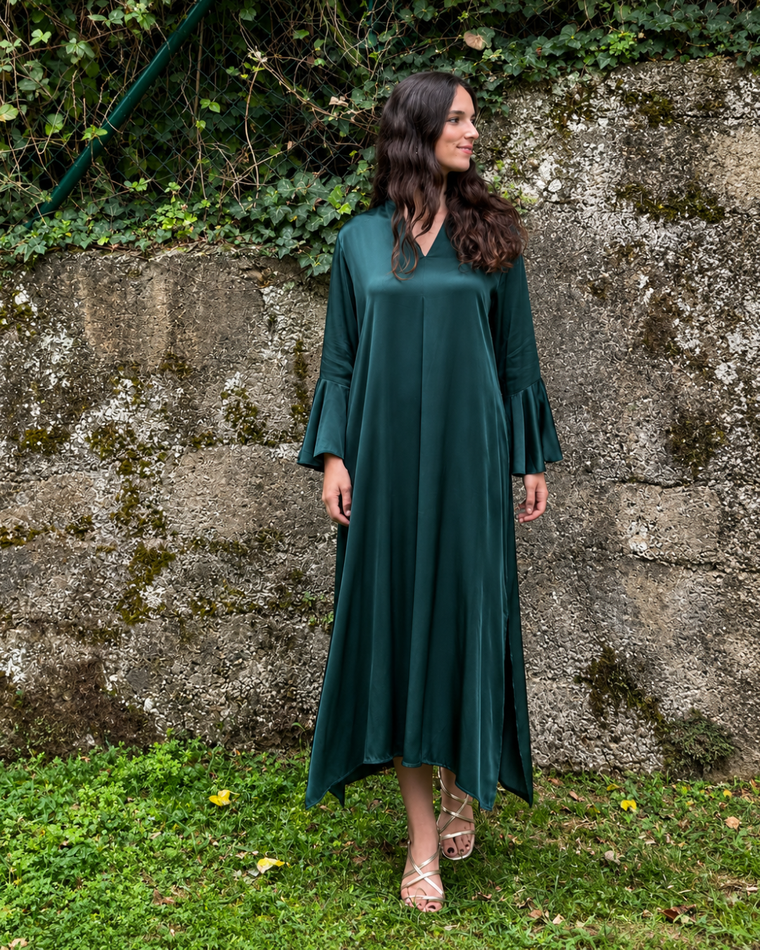 Isabel · Vestido midi con escote en V verde
