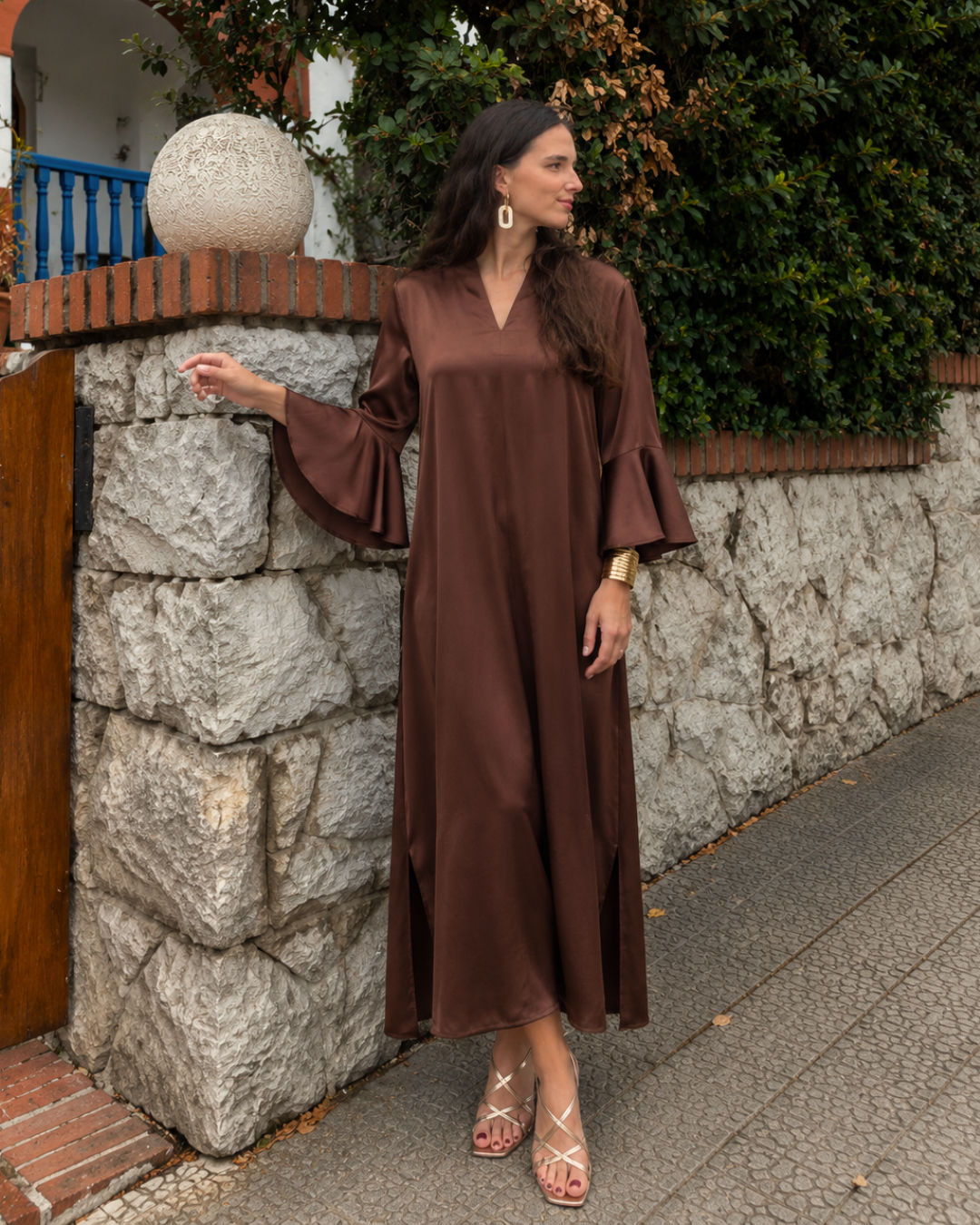 Isabel · Vestido midi con escote en V marrón
