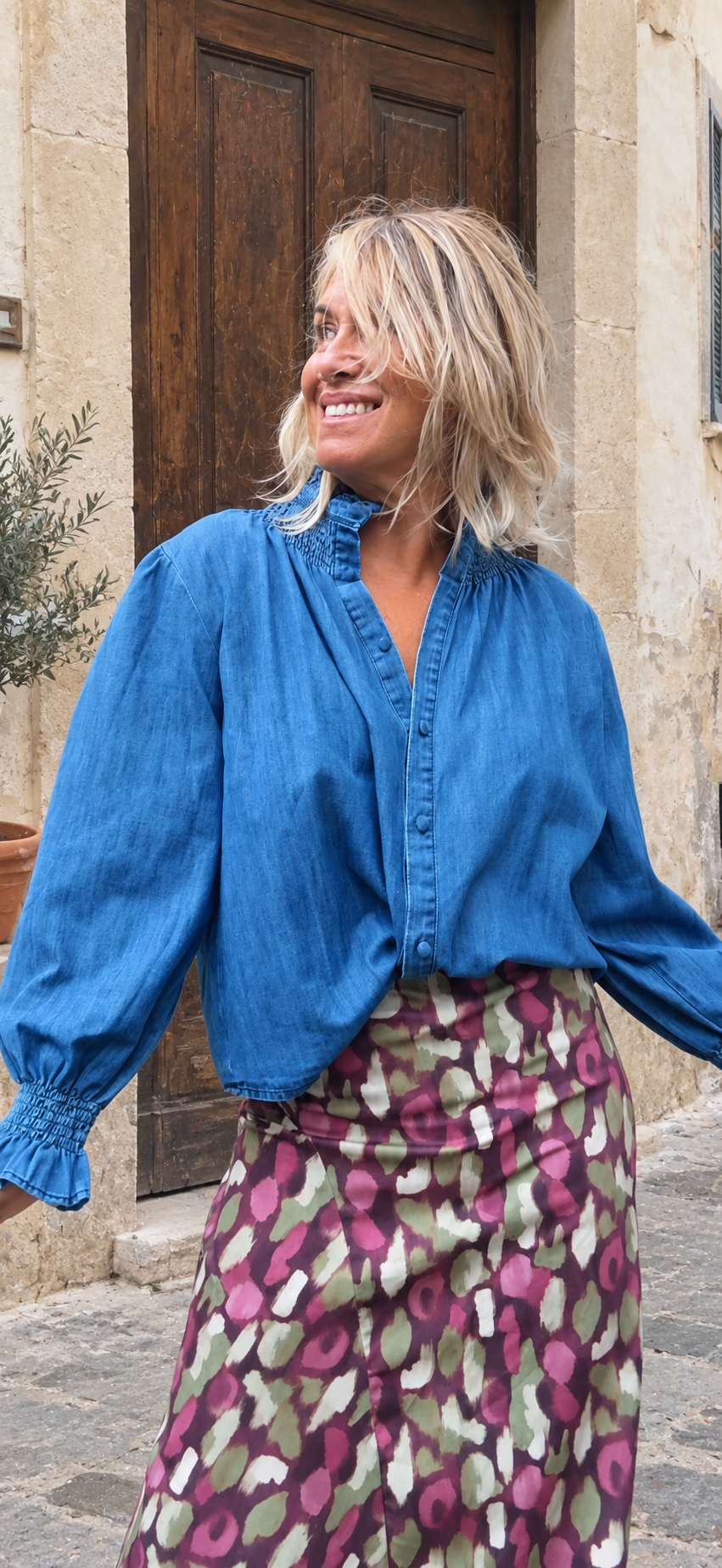 Blusa vaquera con cuello de volante