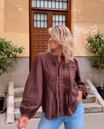 Gabriela · Camisa corta con tablas chocolate