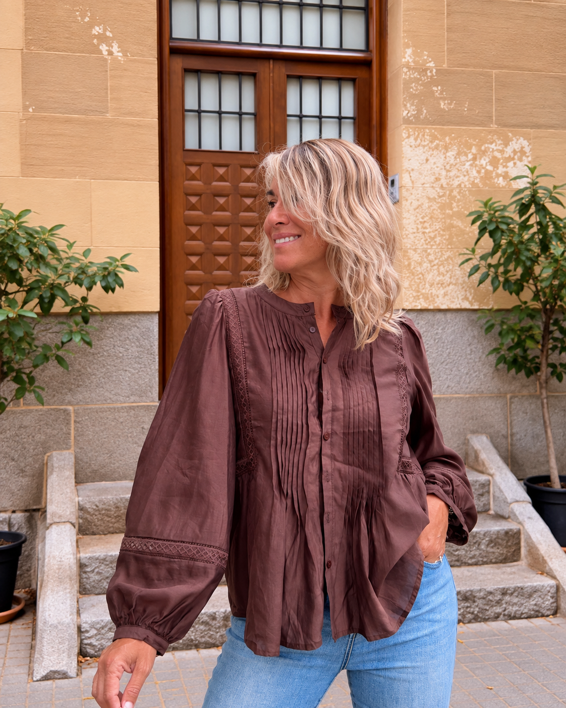 Gabriela · Camisa corta con tablas chocolate