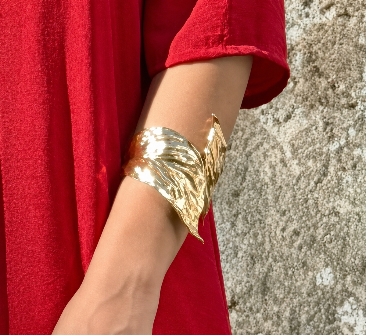 Liliana · Brazalete de hojas doradas