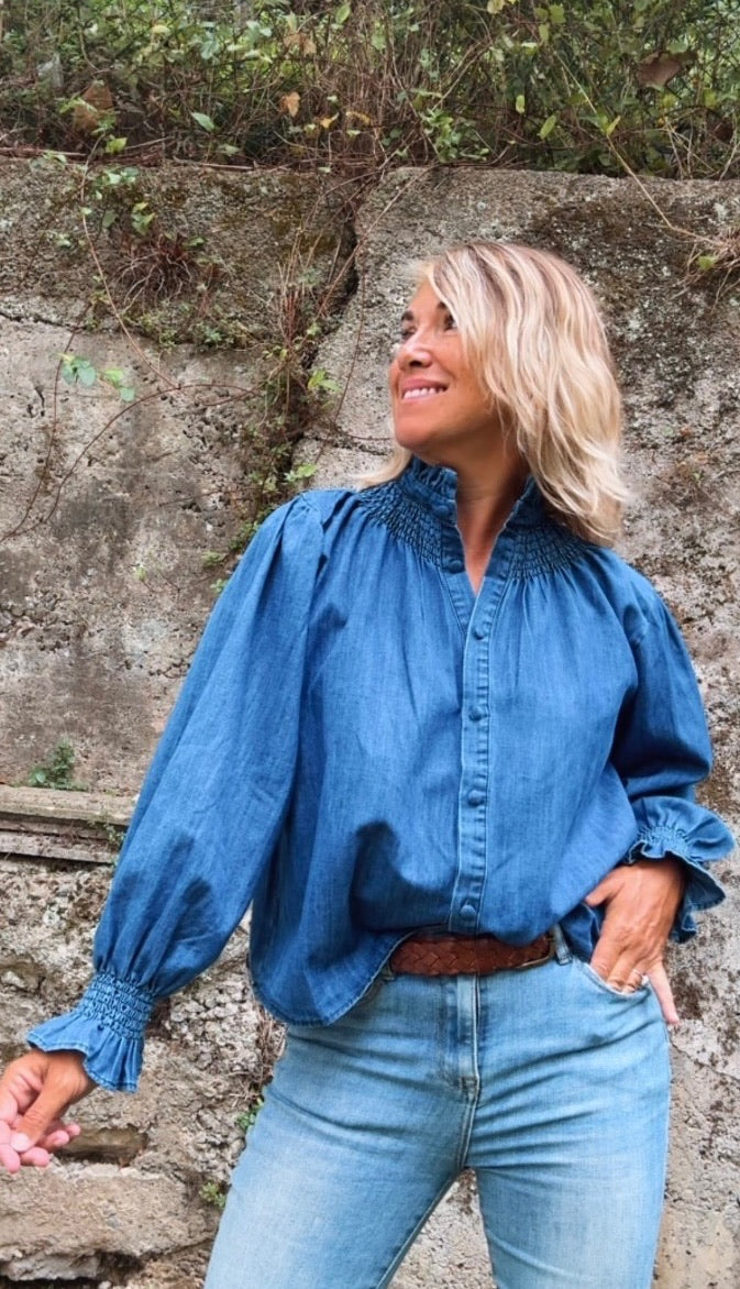 Blusa vaquera con cuello de volante