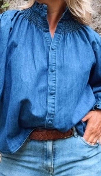 Andrea · Blusa vaquera con cuello de volante