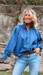 Blusa vaquera con cuello de volante