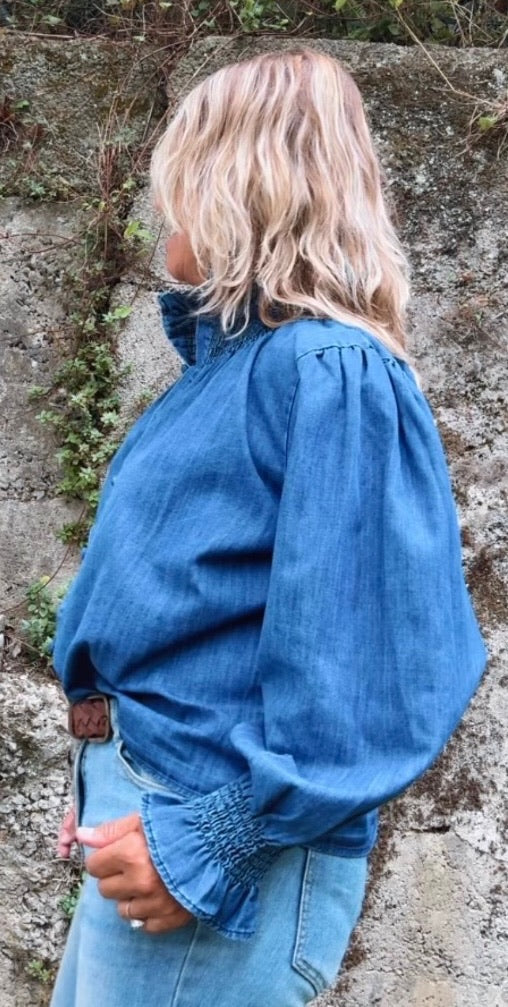 Blusa vaquera con cuello de volante