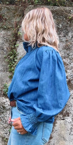 Blusa vaquera con cuello de volante