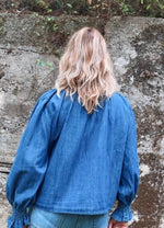 Blusa vaquera con cuello de volante