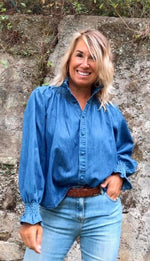 Blusa vaquera con cuello de volante