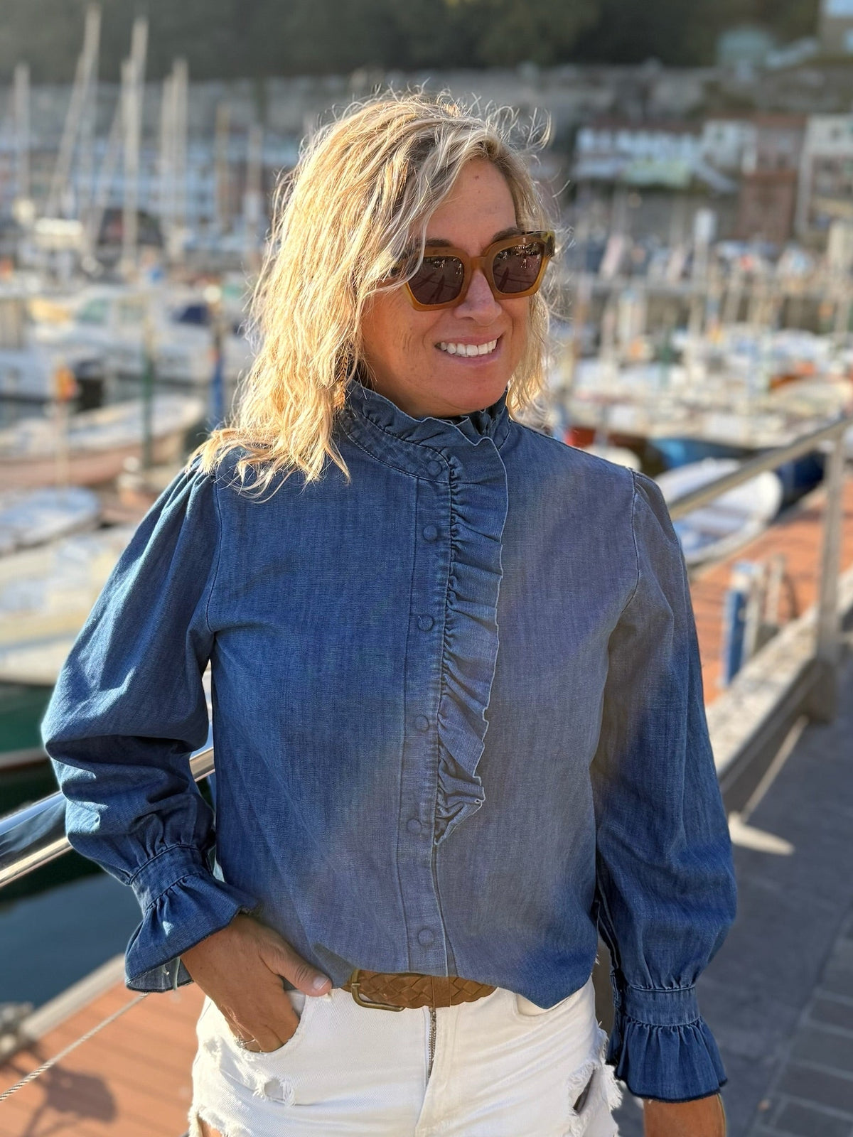 Blusa vaquera de cuello ancho