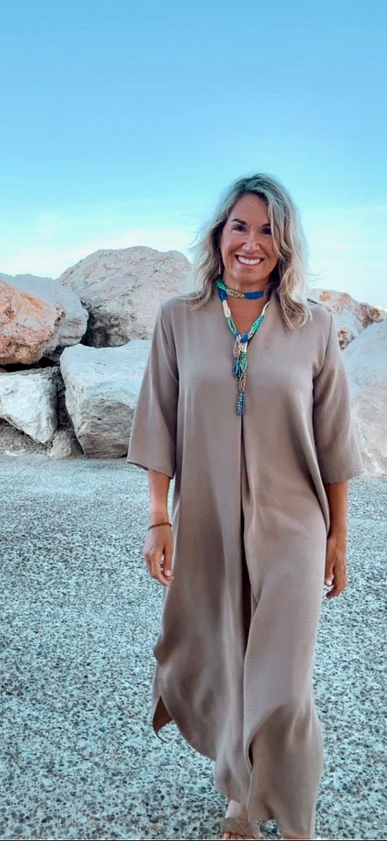 Vestido caftán midi taupe