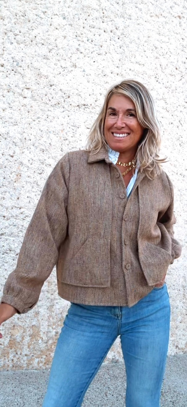 Chaqueta corta de cuello sastre