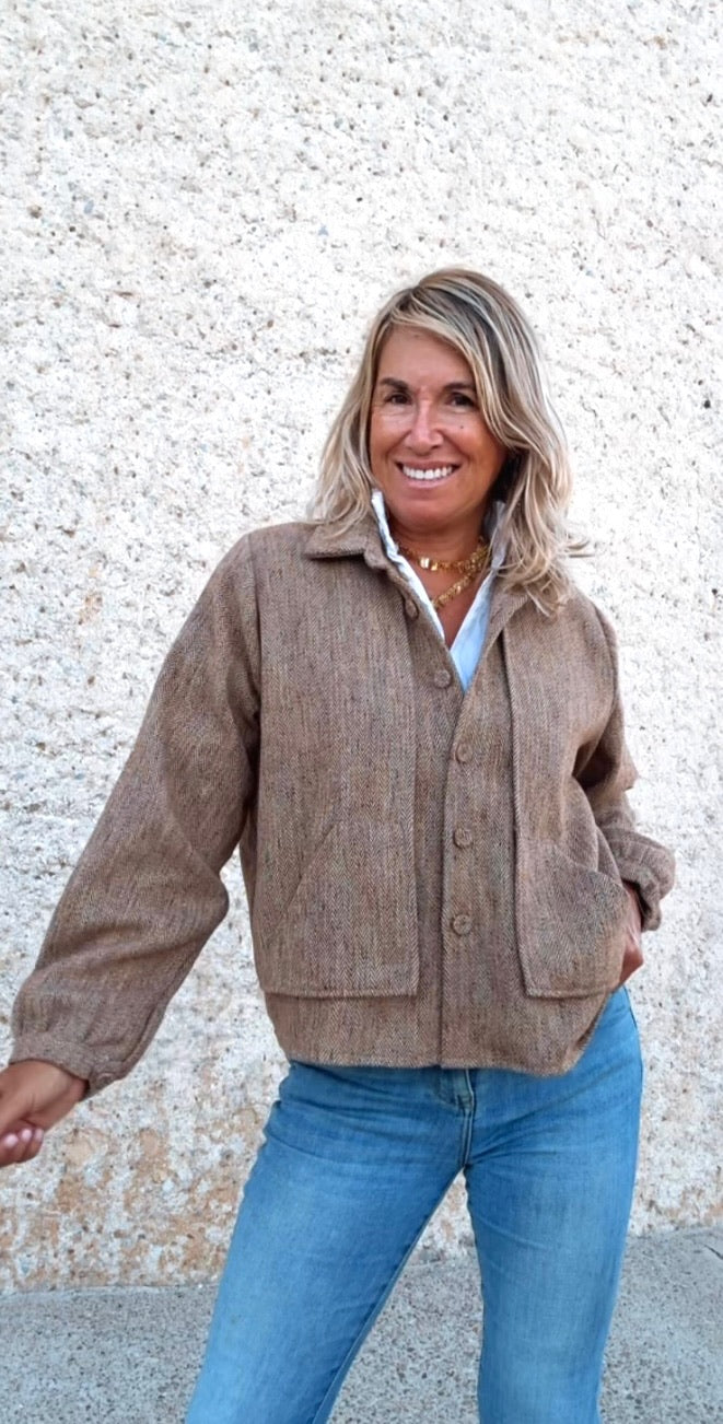 Chaqueta corta de cuello sastre
