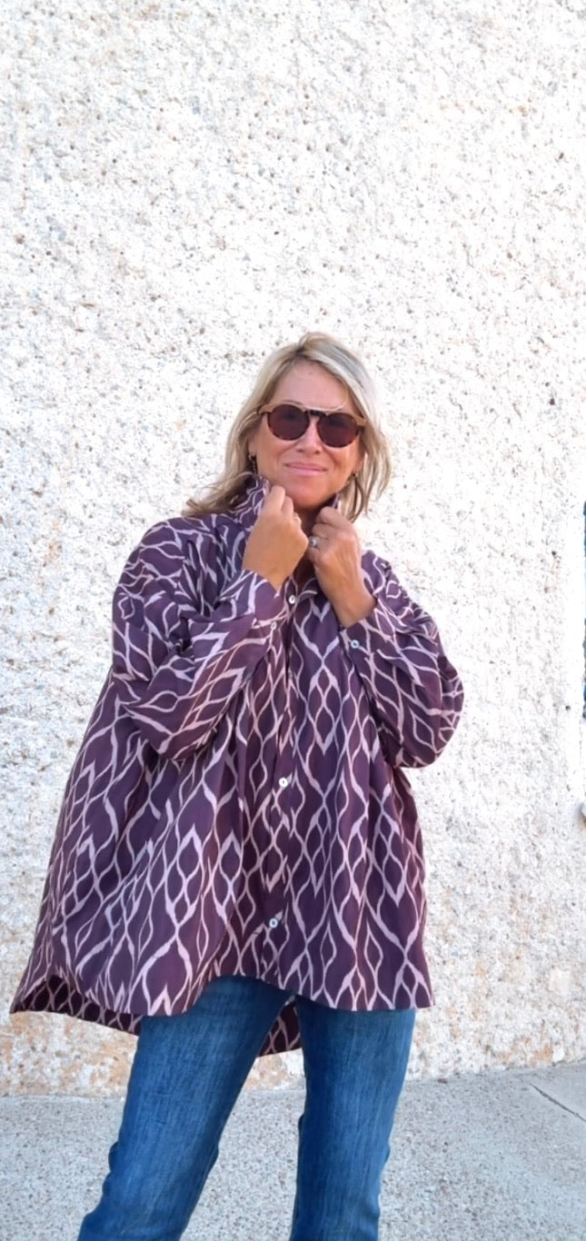 Camisa oversize asimétrica burdeos