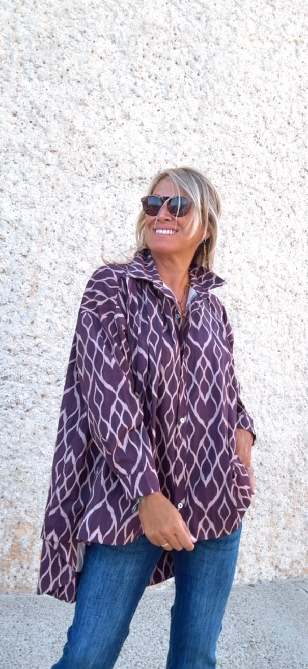 Raquel · Camisa oversize asimétrica burdeos