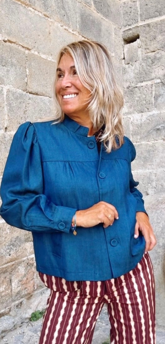 Chaqueta corta abotonada
