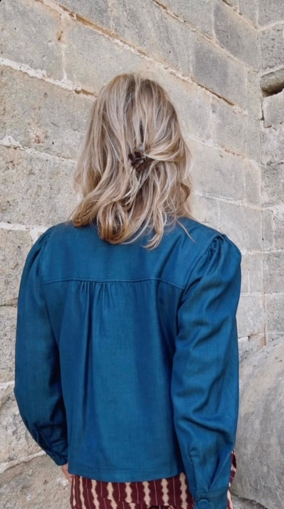 Chaqueta corta abotonada