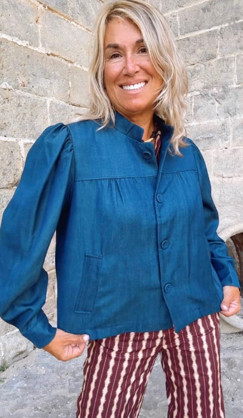 Chaqueta corta abotonada