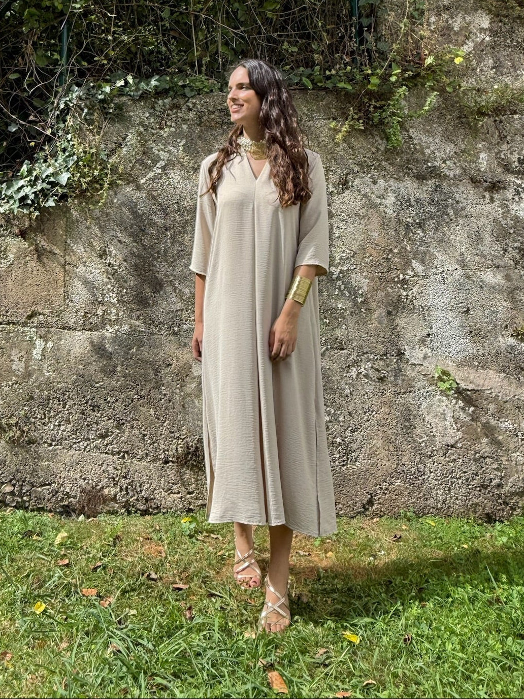 Laura · Vestido caftán midi beige