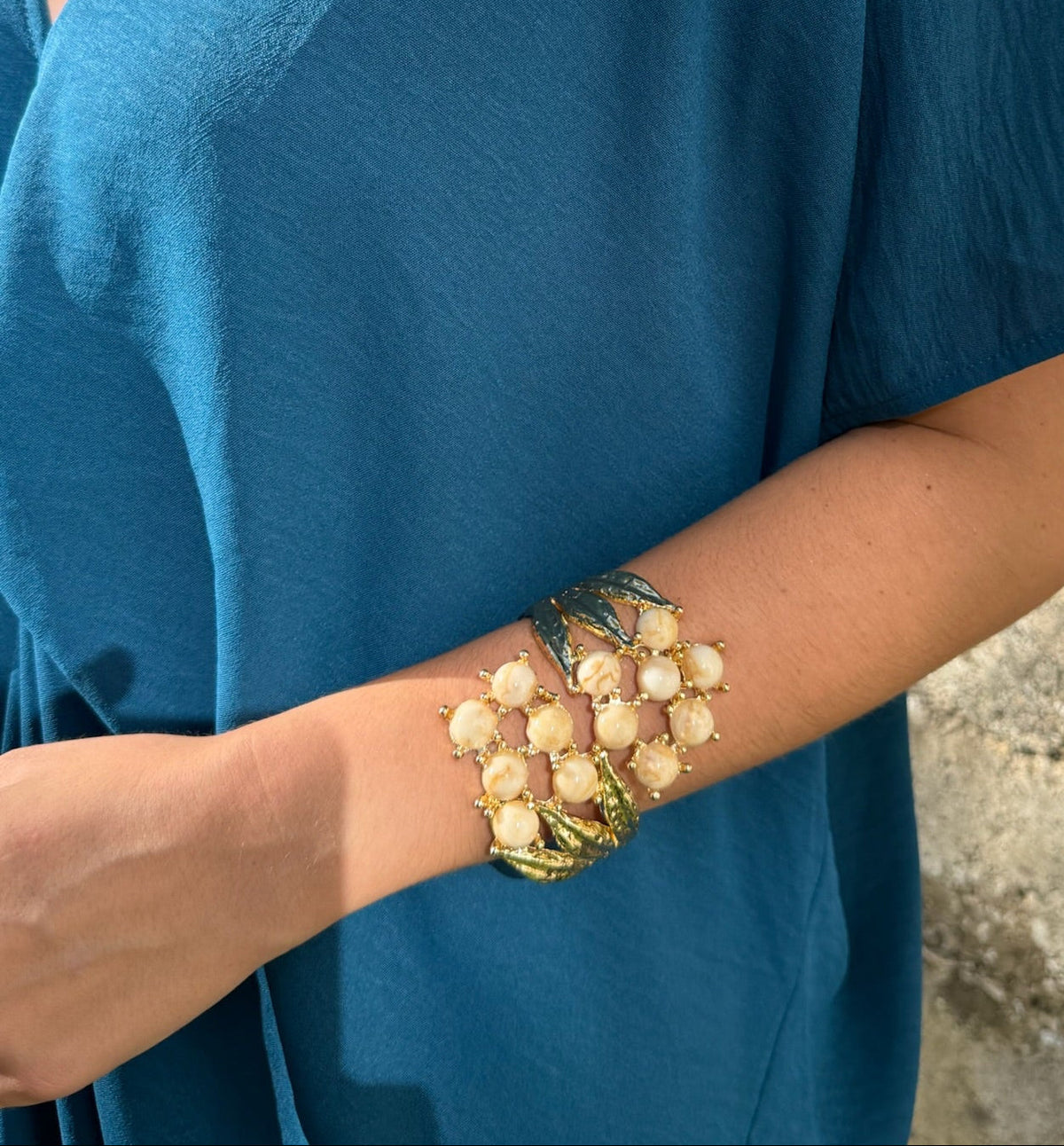 Perla · Brazalete de hojas y perlas doradas