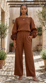 Conjunto de Top con Puños Florales y Pantalones de Pierna Ancha