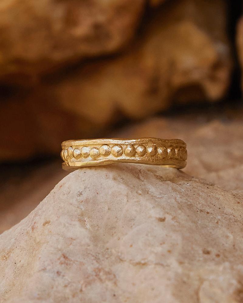 Anillo de inspiración antigua