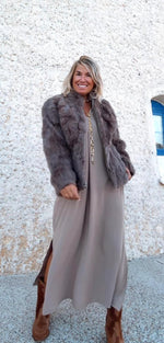 Vestido caftán midi taupe