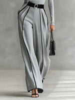 Conjunto de cuello alto con ribetes blancos y pantalón ancho