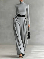 Conjunto de cuello alto con ribetes blancos y pantalón ancho