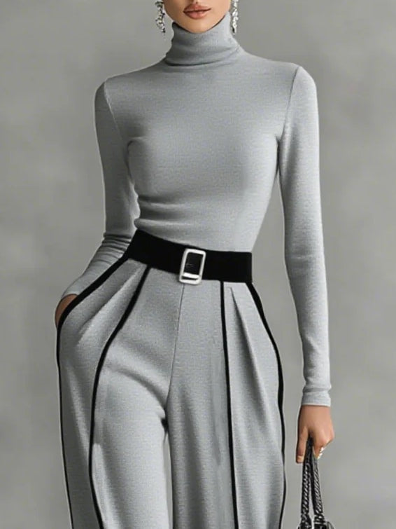Conjunto de cuello alto con ribetes blancos y pantalón ancho