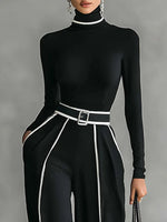 Conjunto de cuello alto con ribetes blancos y pantalón ancho