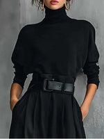 Conjunto de top de cuello alto negro y pantalón recto