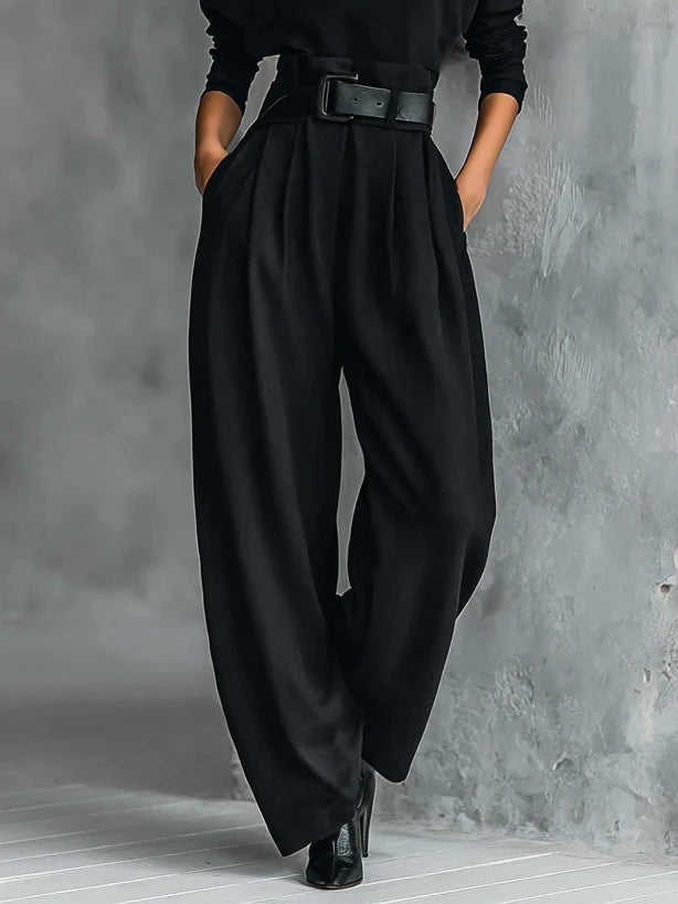 Conjunto de top de cuello alto negro y pantalón recto