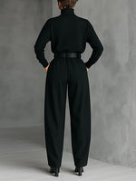 Conjunto de top de cuello alto negro y pantalón recto