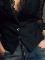 Blazer negro con mangas semitransparentes